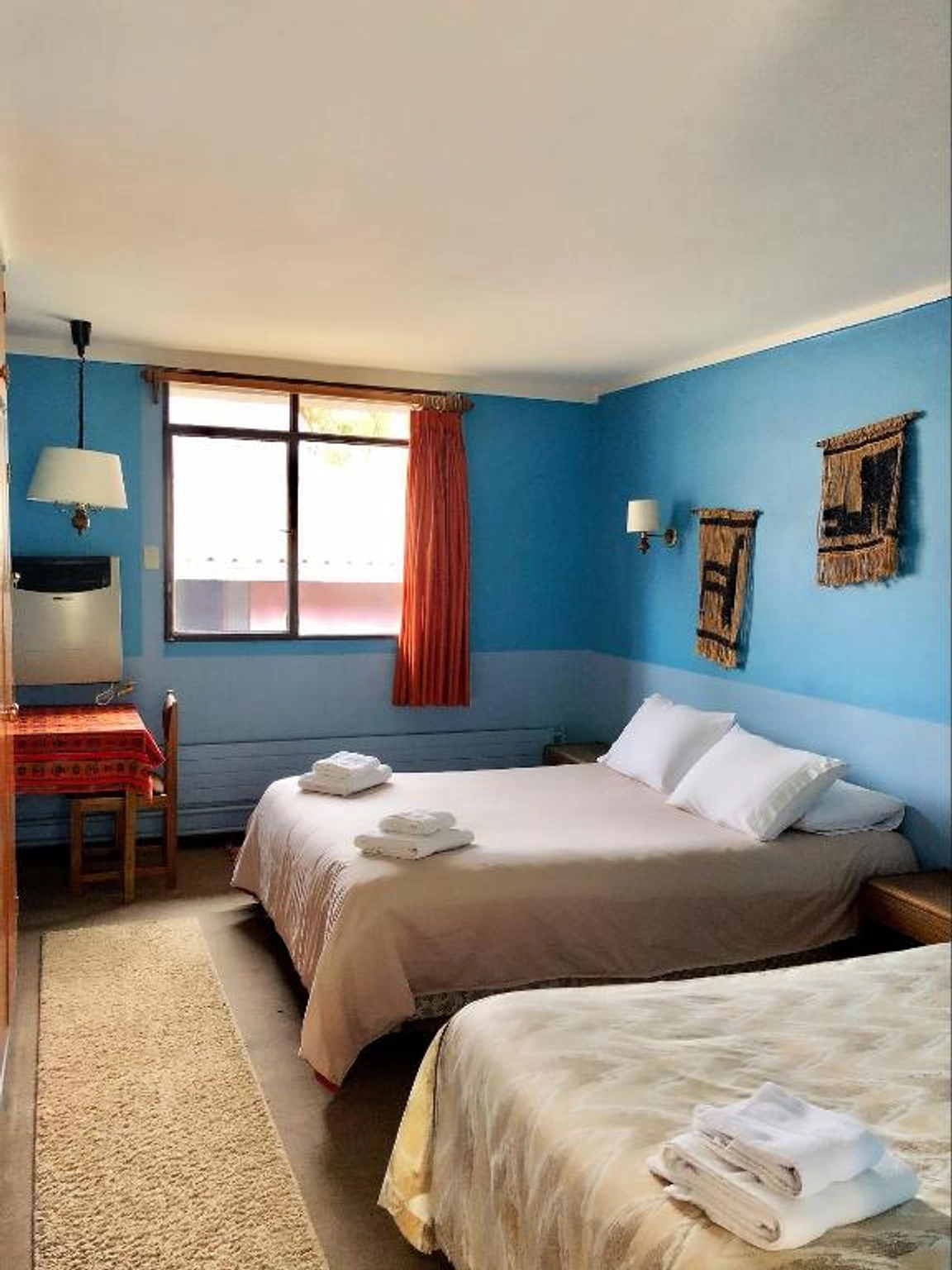 Habitación familiar del Hotel Las Vicuñas: una cama matrimonial y una individual