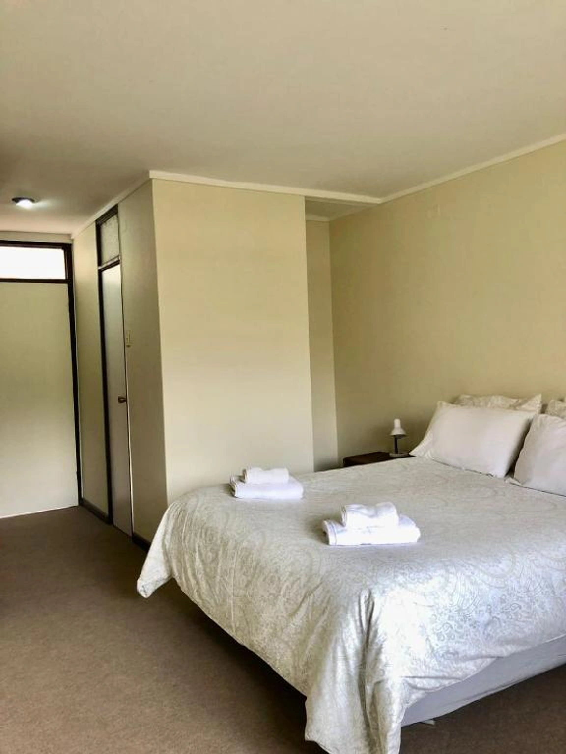 Habitación matrimonial del Hotel Las Vicuñas, con una cama doble grande