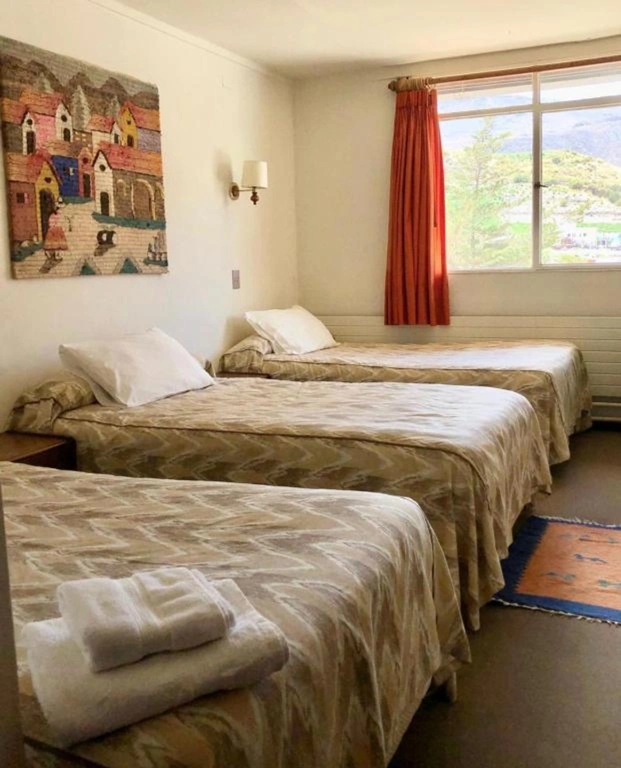 Habitación triple con ventana del Hotel Las Vicuñas
