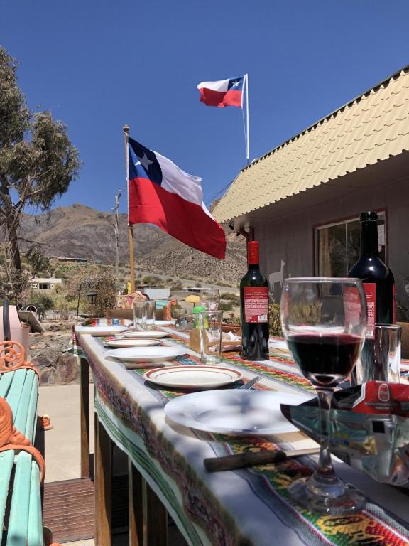 Mesa en el patio del Hotel Las Vicuñas con textiles andinos
